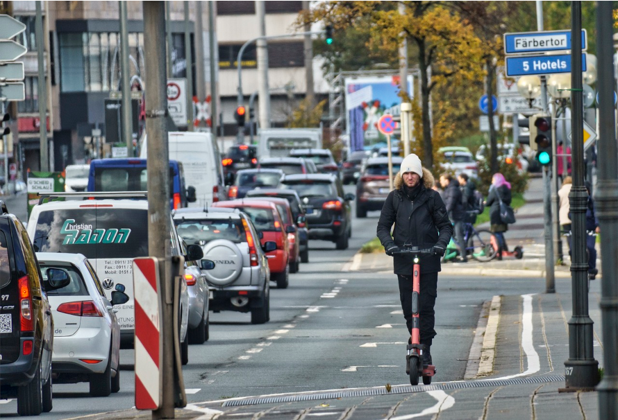 persona con patinete eléctrico